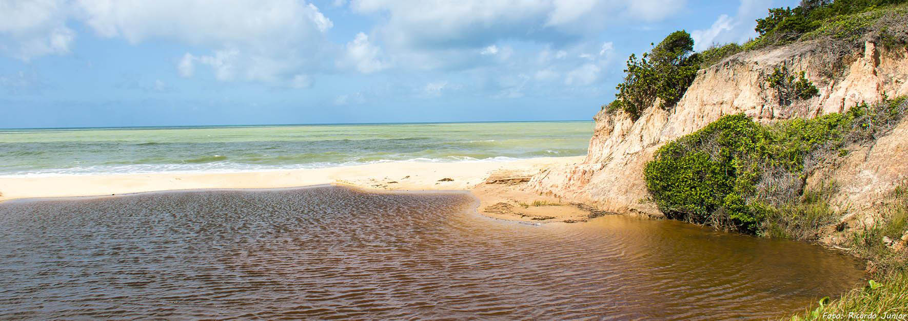 PRADO -  REPLETA DE AREIAS CLARAS E PISCINAS NATURAIS